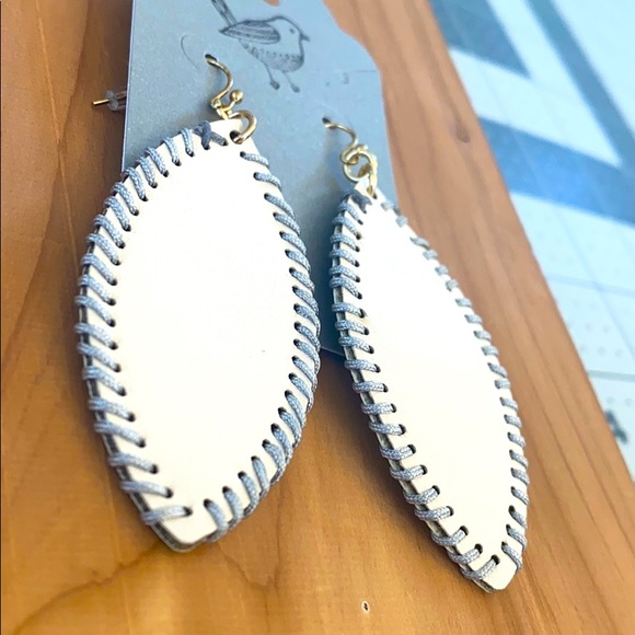 Beige and grey cut leather fashion earrings - Picture 2 of 5